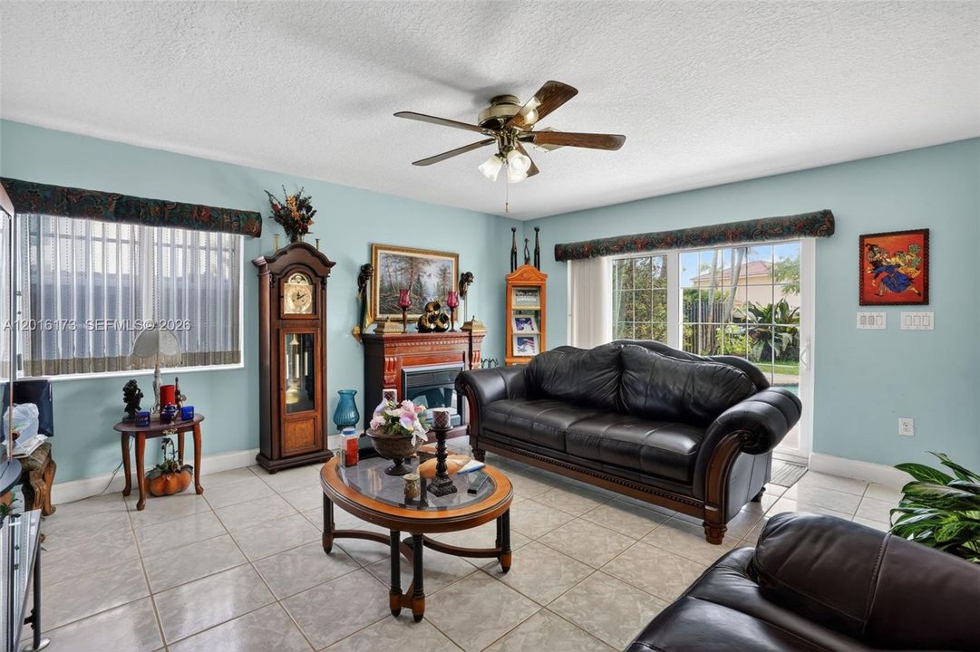 For Sale: $750,000 (5 beds, 3 baths, 2532 Square Feet)