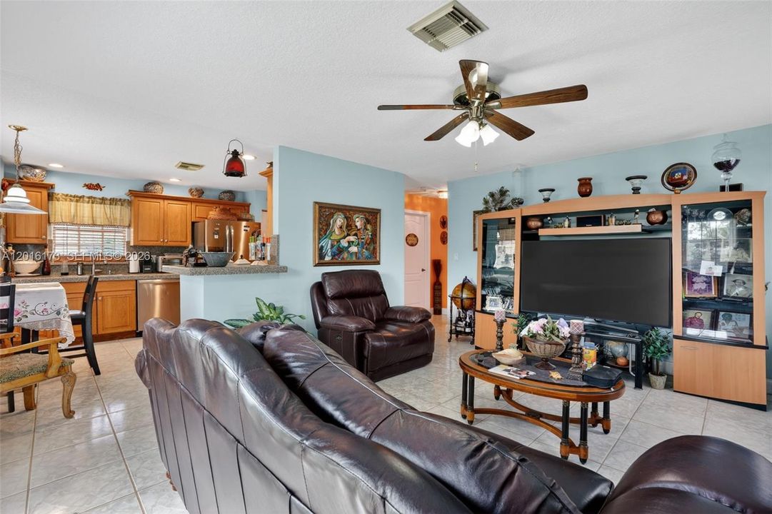 For Sale: $750,000 (5 beds, 3 baths, 2532 Square Feet)