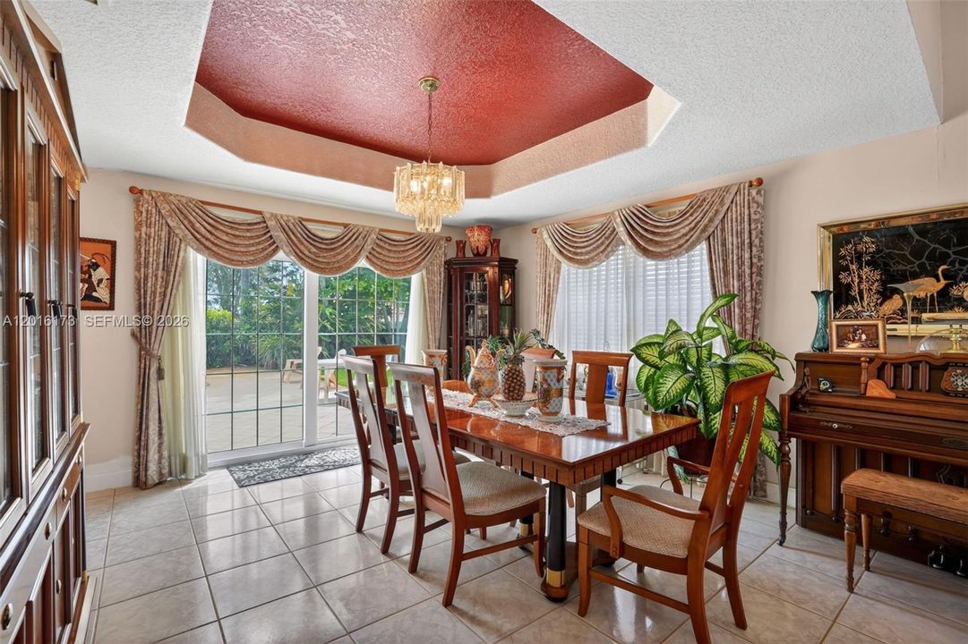 For Sale: $750,000 (5 beds, 3 baths, 2532 Square Feet)