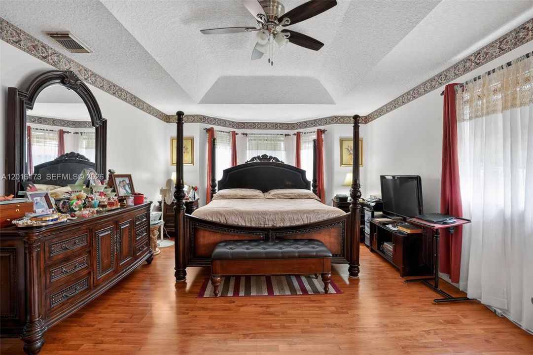 For Sale: $750,000 (5 beds, 3 baths, 2532 Square Feet)