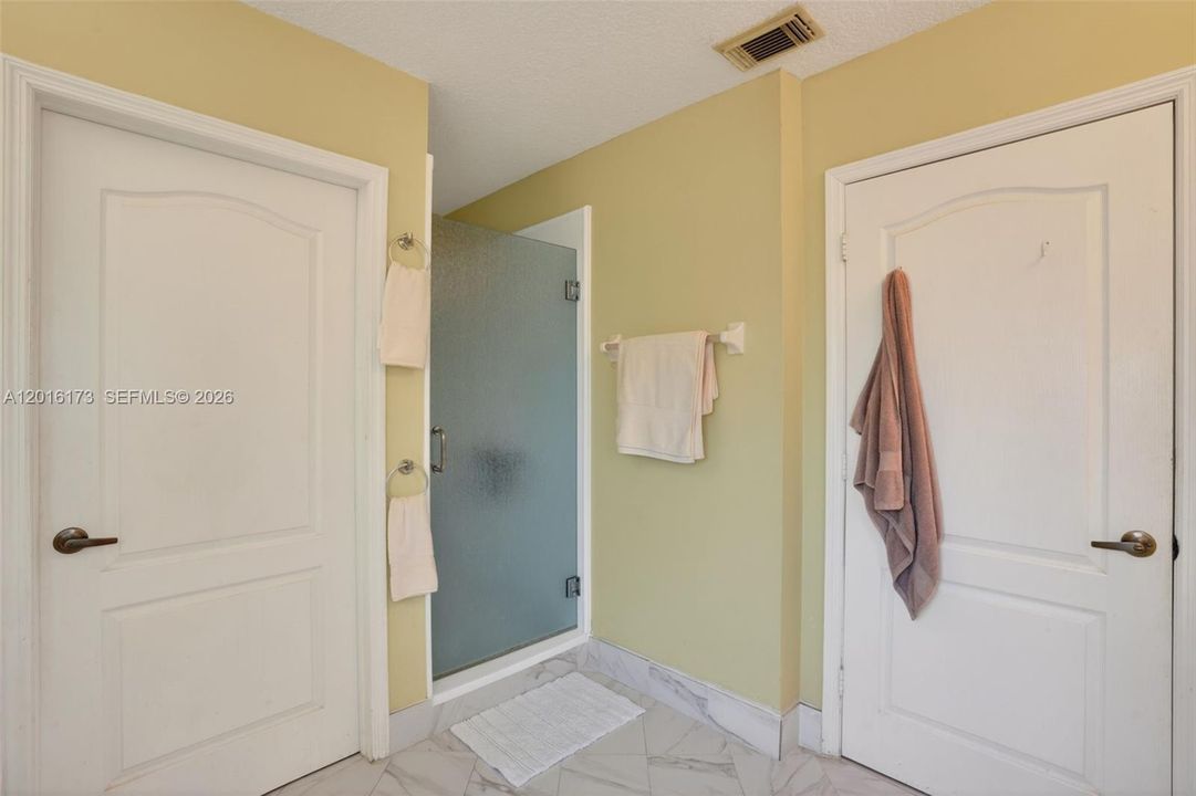 For Sale: $750,000 (5 beds, 3 baths, 2532 Square Feet)
