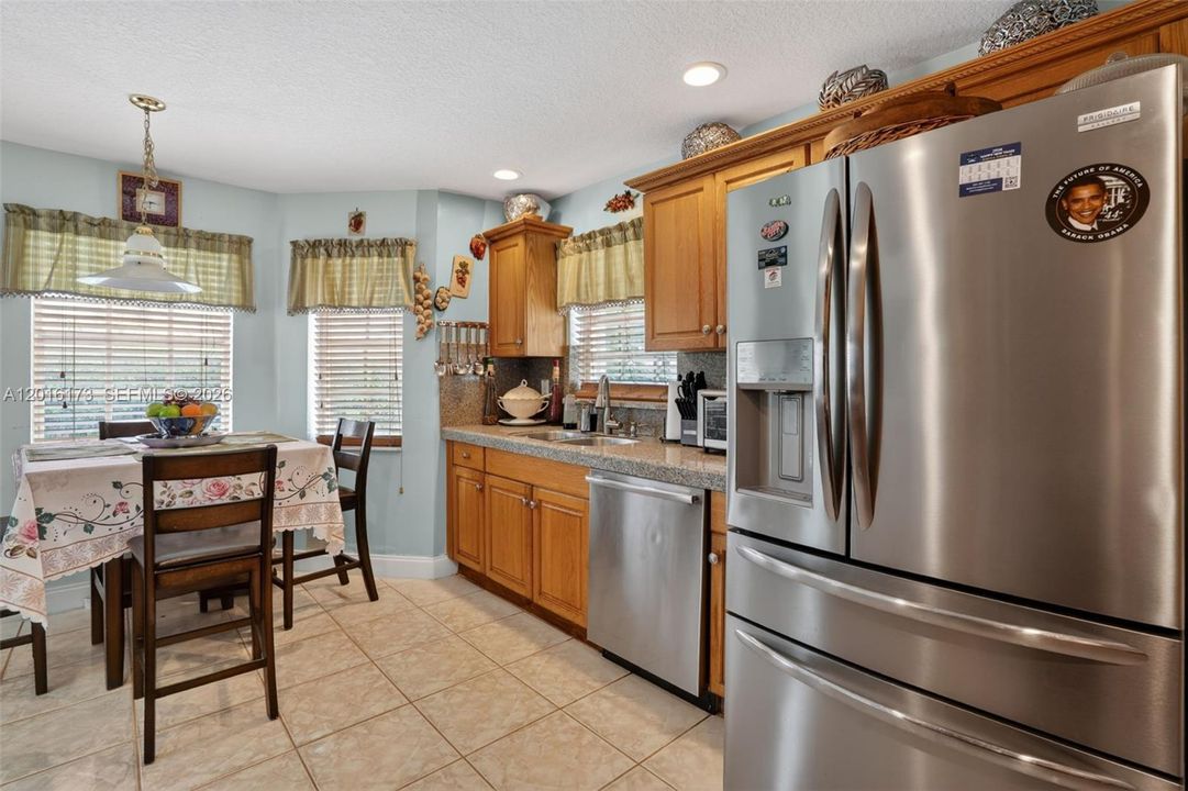 For Sale: $750,000 (5 beds, 3 baths, 2532 Square Feet)