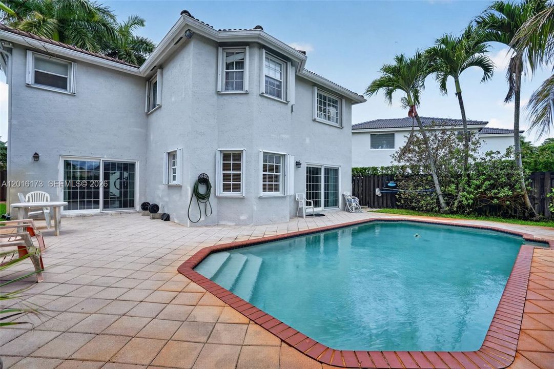 For Sale: $750,000 (5 beds, 3 baths, 2532 Square Feet)
