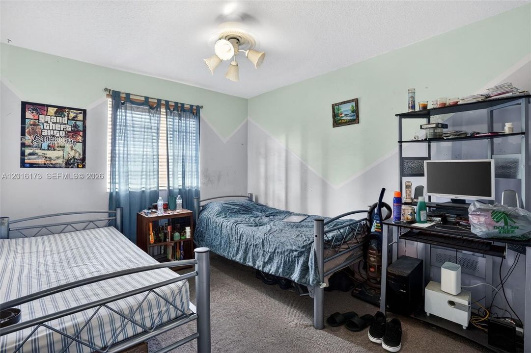 For Sale: $750,000 (5 beds, 3 baths, 2532 Square Feet)