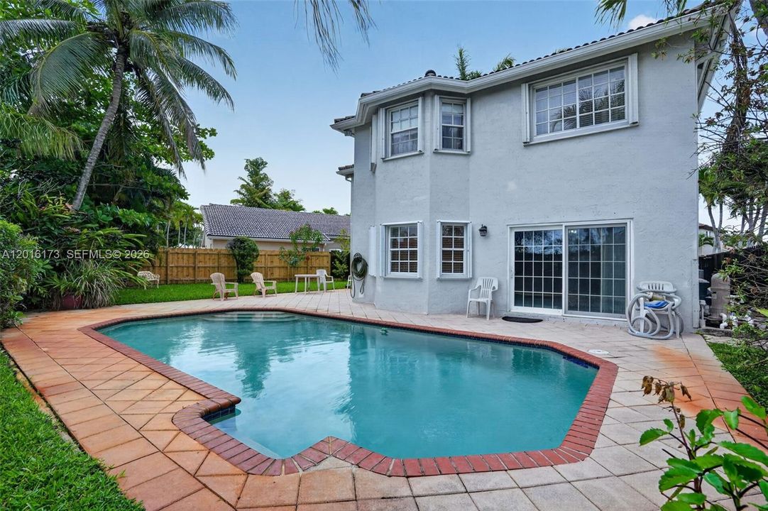 For Sale: $750,000 (5 beds, 3 baths, 2532 Square Feet)