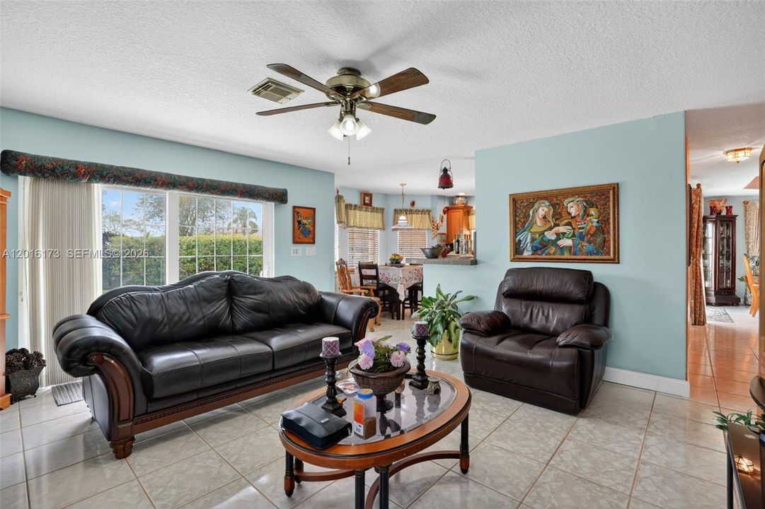 For Sale: $750,000 (5 beds, 3 baths, 2532 Square Feet)