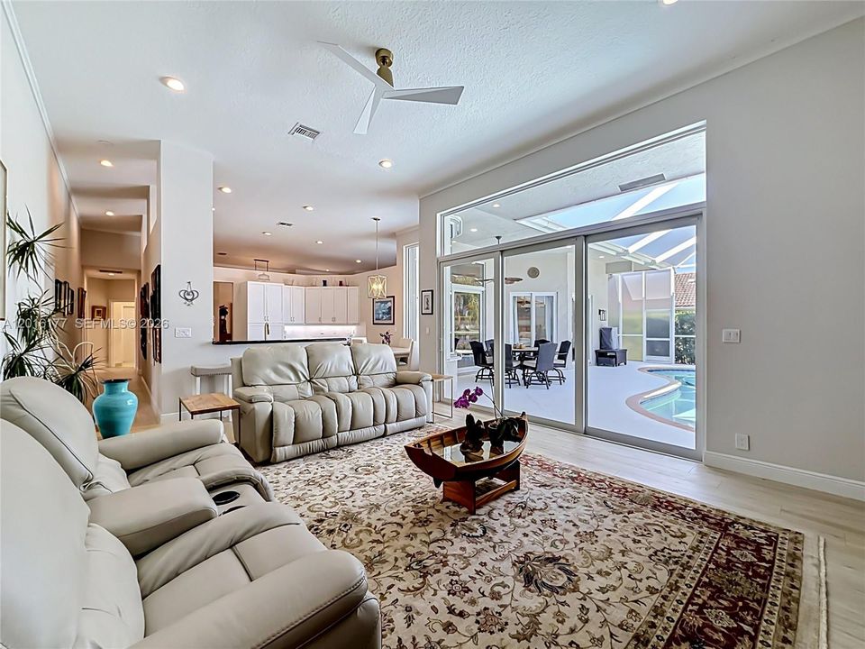 Activo con contrato: $975,000 (6 camas, 4 baños, 2880 Pies cuadrados)
