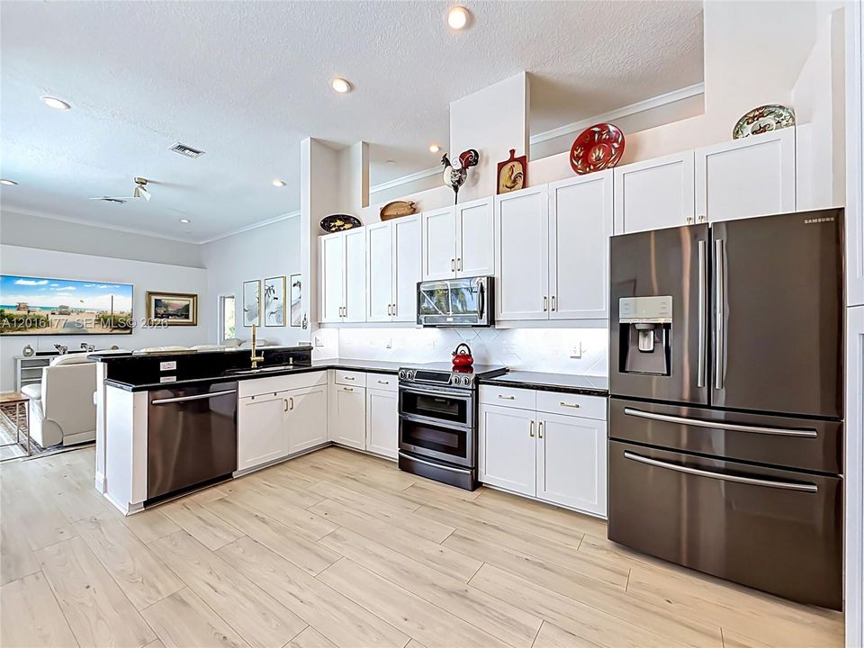 Activo con contrato: $975,000 (6 camas, 4 baños, 2880 Pies cuadrados)