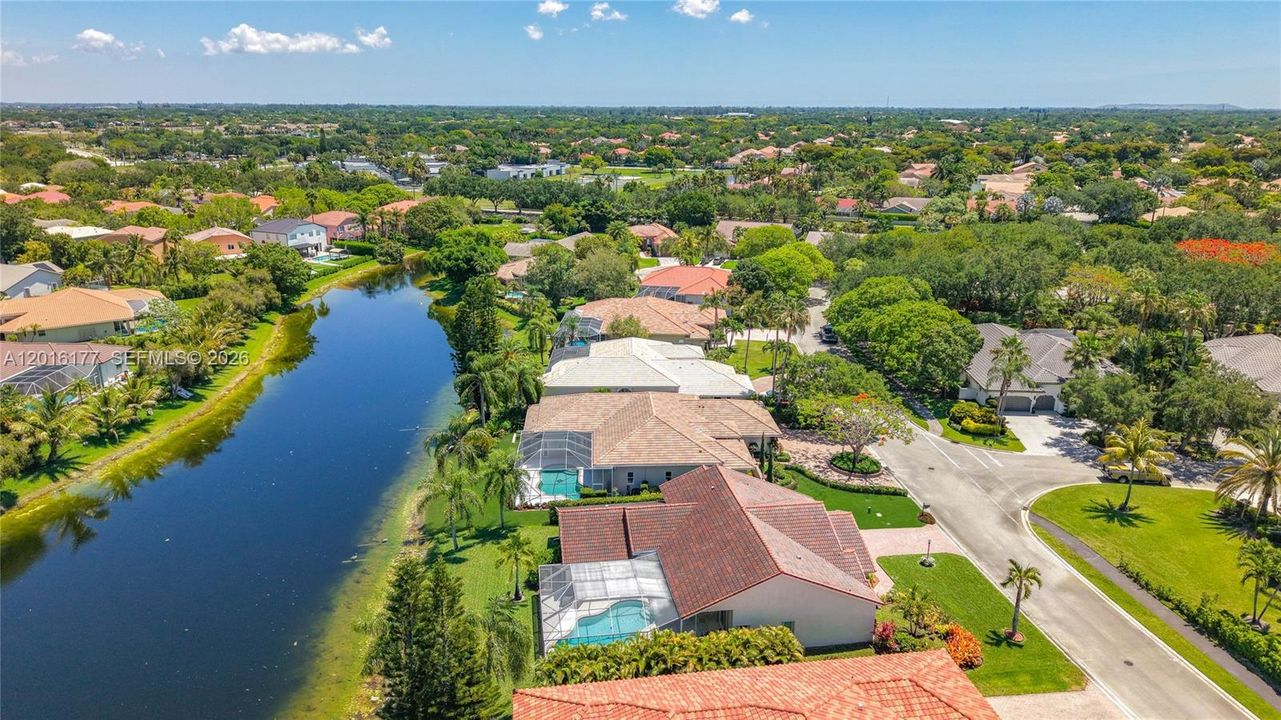 Activo con contrato: $975,000 (6 camas, 4 baños, 2880 Pies cuadrados)