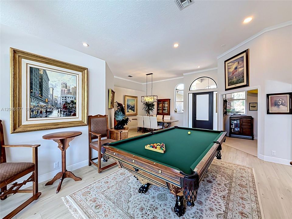 Activo con contrato: $975,000 (6 camas, 4 baños, 2880 Pies cuadrados)