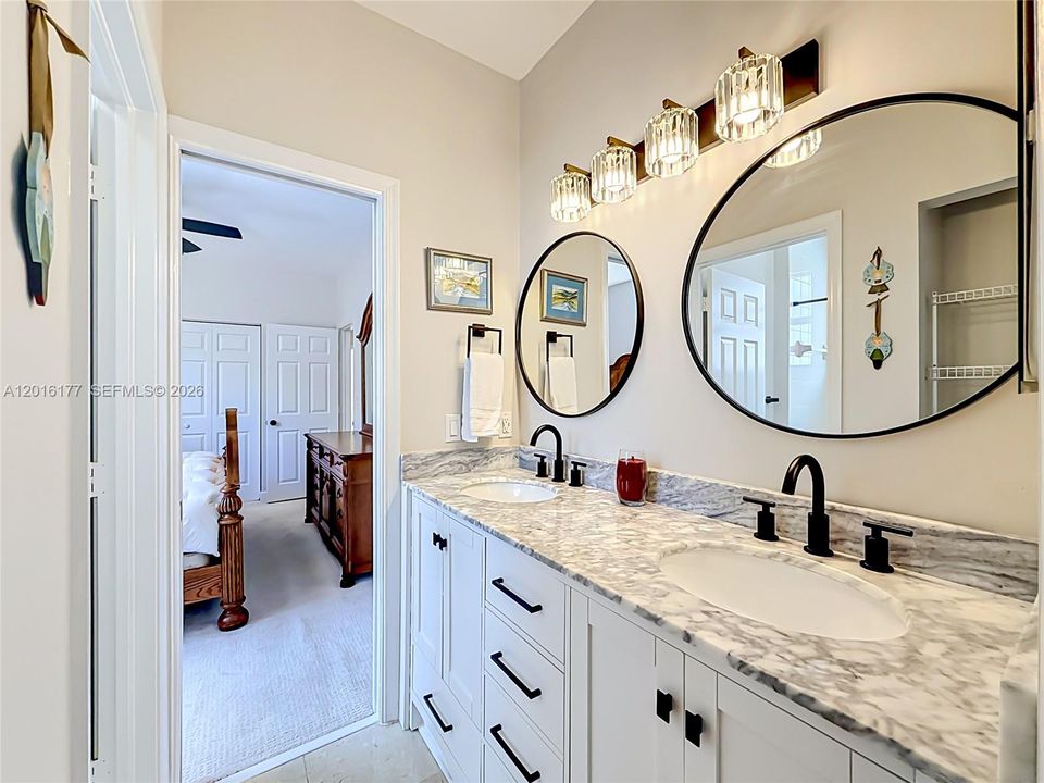 Jack and Jill bathroom for bedrooms 3 and 4