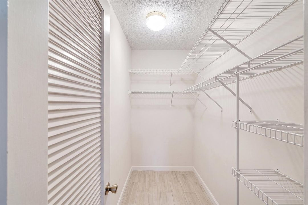Walk-in-closet