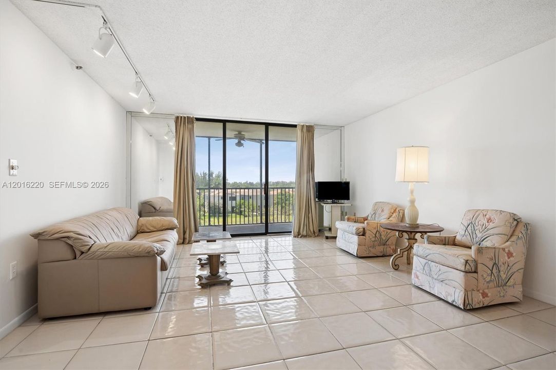 Active With Contract: $160,000 (2 beds, 2 baths, 1220 Square Feet)