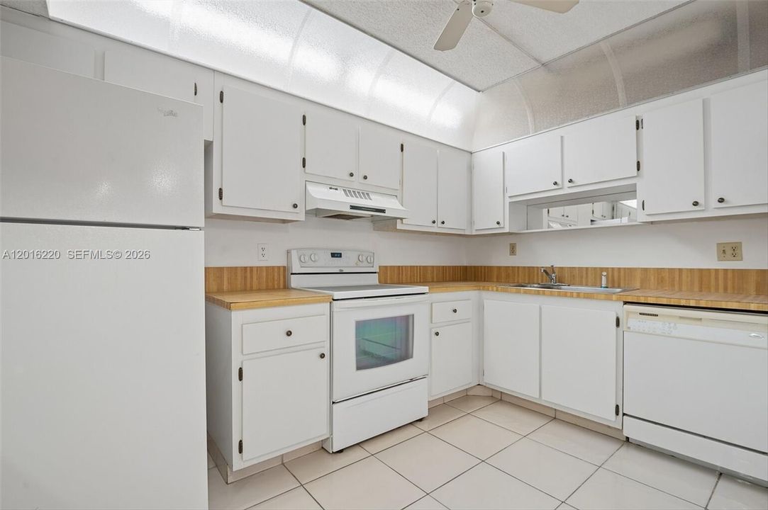 Active With Contract: $160,000 (2 beds, 2 baths, 1220 Square Feet)