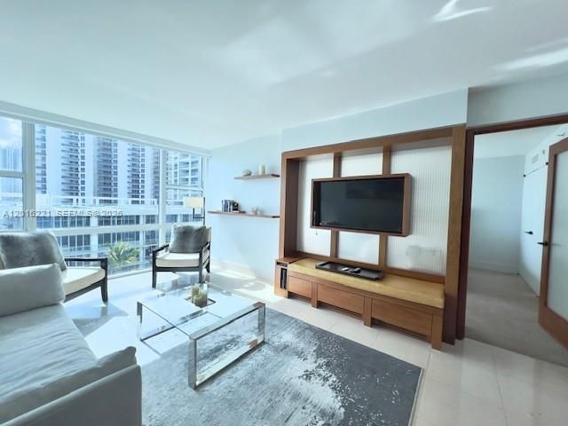 待售: $580,000 (1 贝兹, 1 浴室, 772 平方英尺)