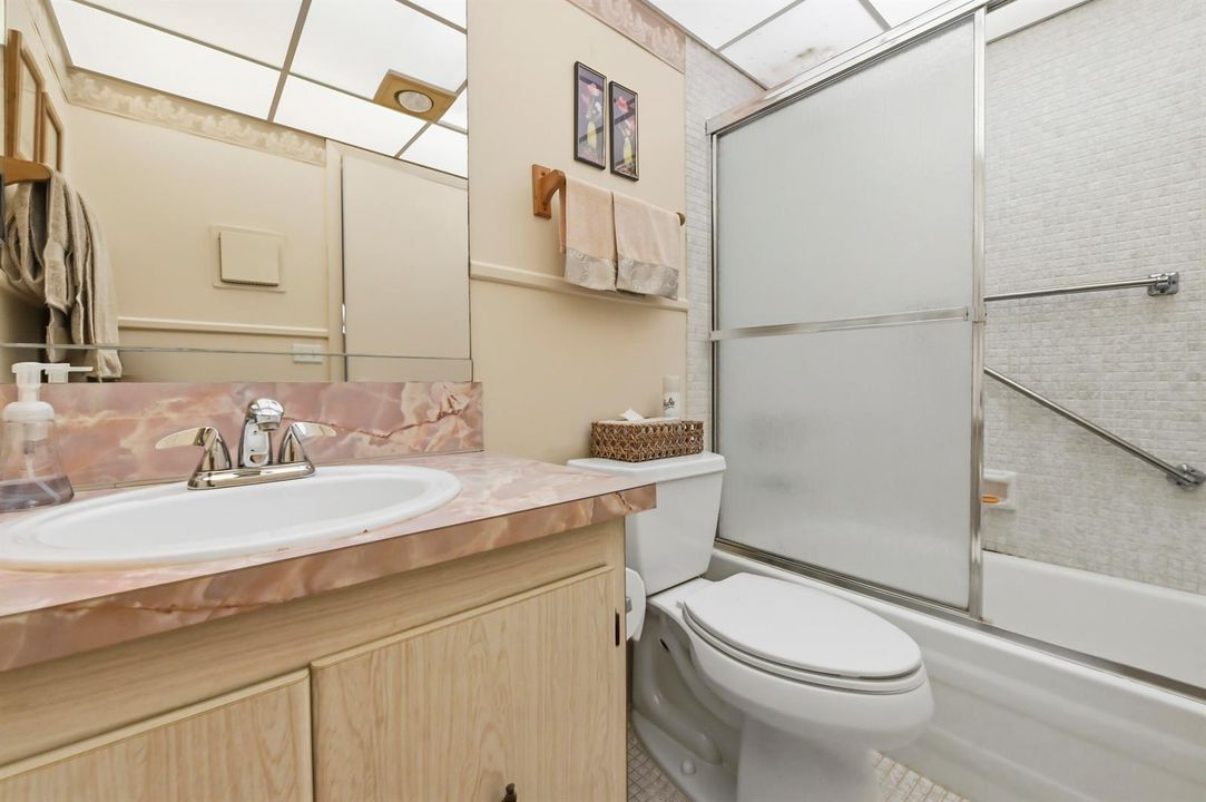 16 Bathroom 02