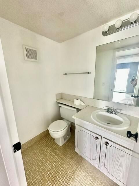 1/2 Bathroom