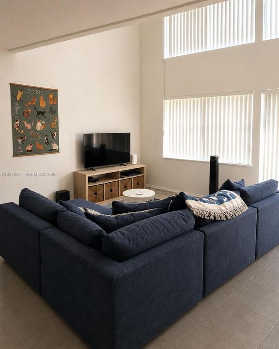 For Sale: $129,000 (1 beds, 1 baths, 982 Square Feet)