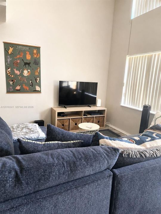 For Sale: $129,000 (1 beds, 1 baths, 982 Square Feet)