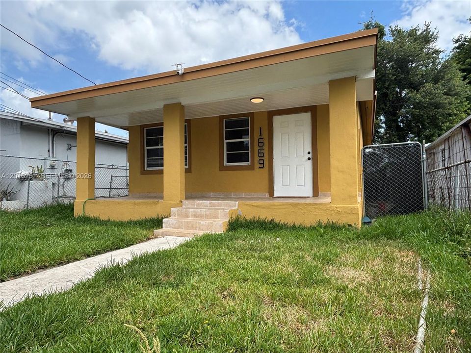 For Sale: $375,000 (3 beds, 1 baths, 672 Square Feet)