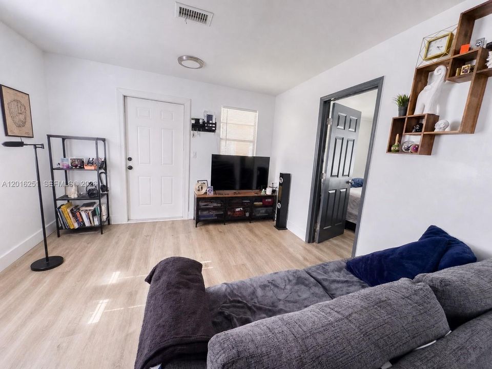 For Sale: $375,000 (3 beds, 1 baths, 672 Square Feet)