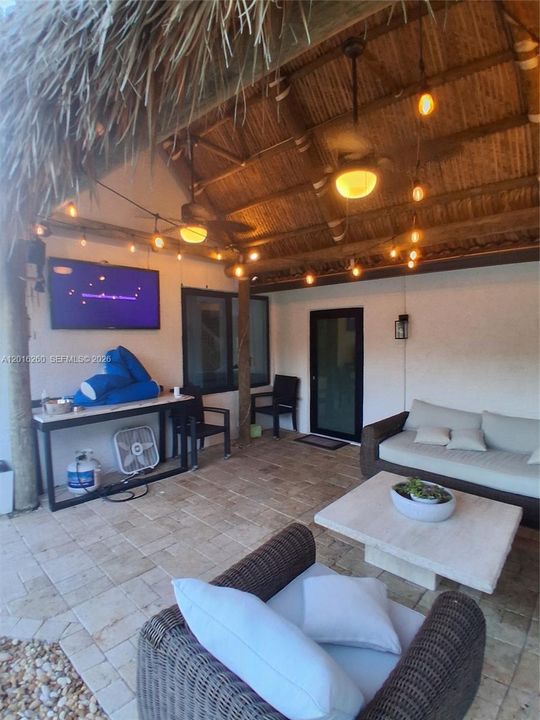 Activo con contrato: $6,000 (4 camas, 2 baños, 2531 Pies cuadrados)
