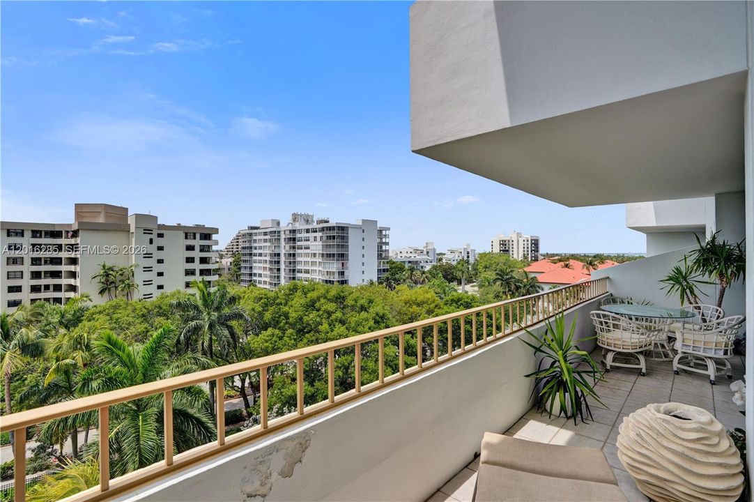 For Sale: $645,000 (1 beds, 1 baths, 895 Square Feet)