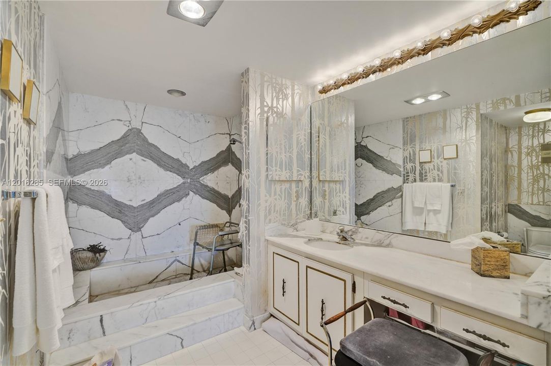 For Sale: $645,000 (1 beds, 1 baths, 895 Square Feet)