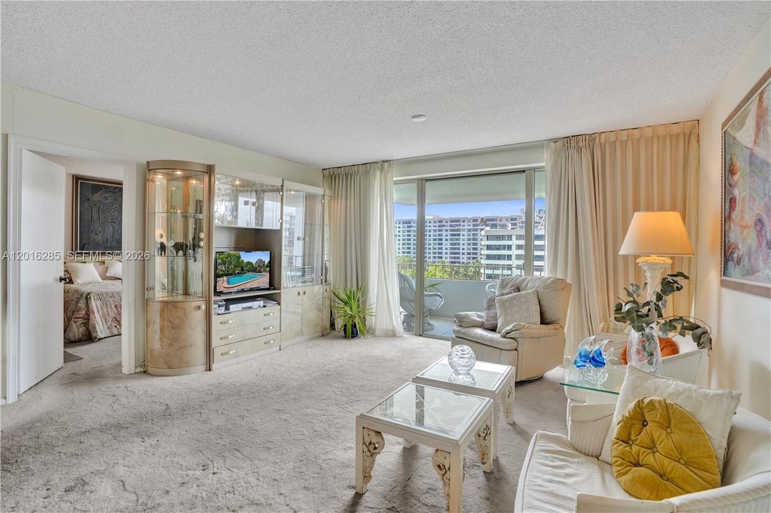 For Sale: $645,000 (1 beds, 1 baths, 895 Square Feet)