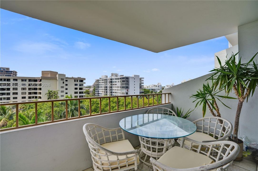For Sale: $645,000 (1 beds, 1 baths, 895 Square Feet)