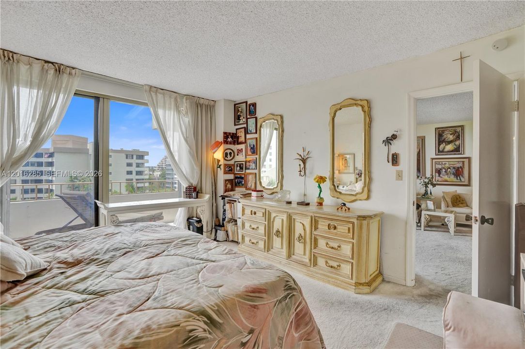 For Sale: $645,000 (1 beds, 1 baths, 895 Square Feet)