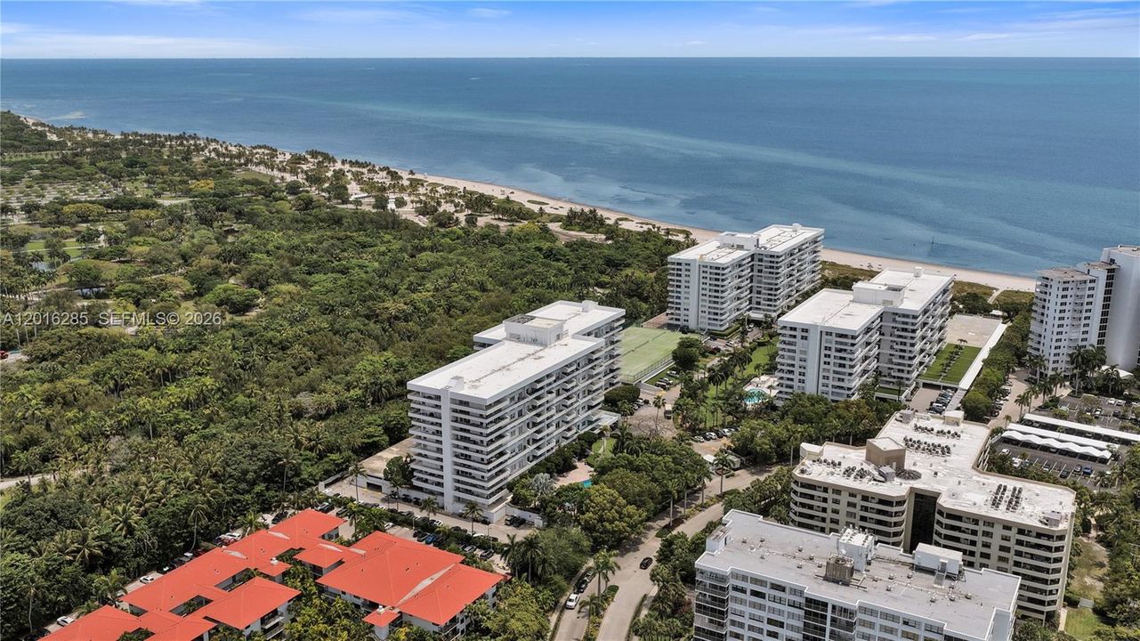 For Sale: $645,000 (1 beds, 1 baths, 895 Square Feet)