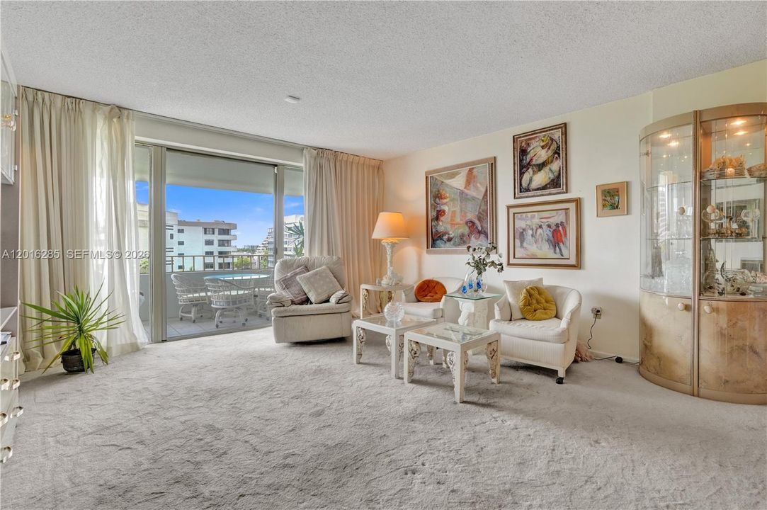 For Sale: $645,000 (1 beds, 1 baths, 895 Square Feet)