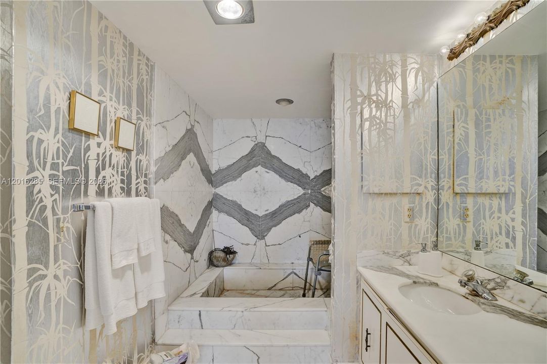 For Sale: $645,000 (1 beds, 1 baths, 895 Square Feet)