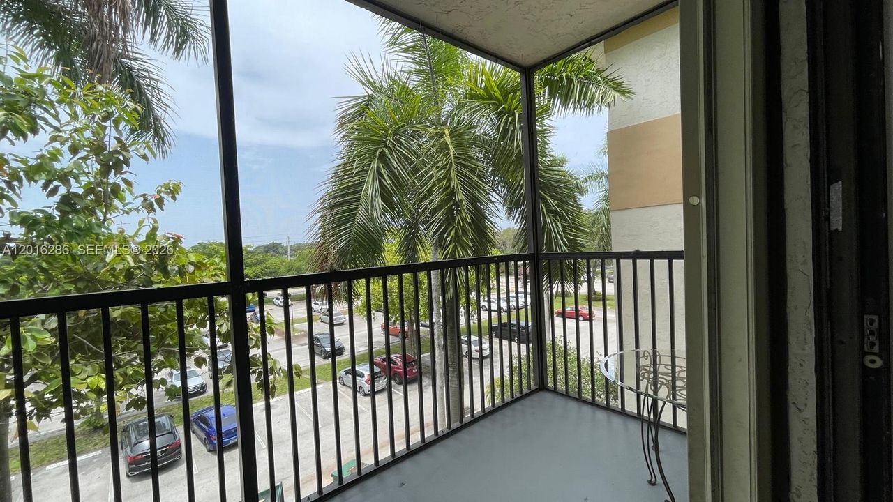 For Sale: $105,000 (1 beds, 1 baths, 833 Square Feet)