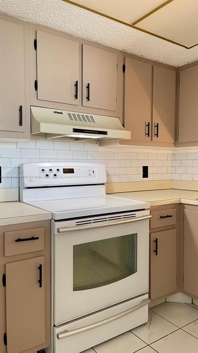 For Sale: $105,000 (1 beds, 1 baths, 833 Square Feet)