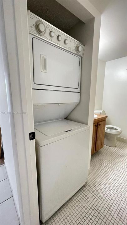 For Sale: $105,000 (1 beds, 1 baths, 833 Square Feet)