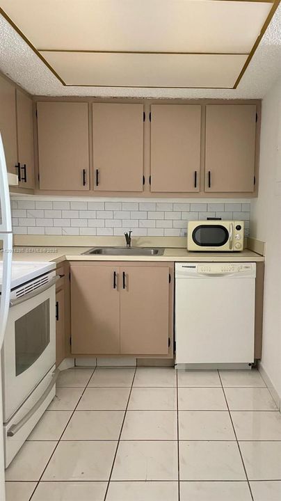 For Sale: $105,000 (1 beds, 1 baths, 833 Square Feet)