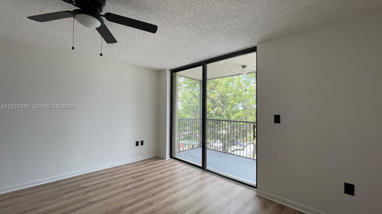 For Sale: $105,000 (1 beds, 1 baths, 833 Square Feet)