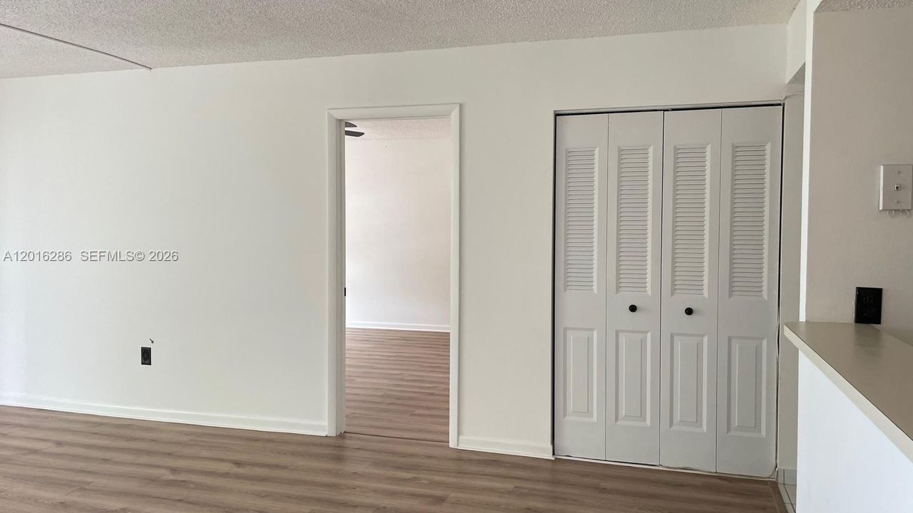 For Sale: $105,000 (1 beds, 1 baths, 833 Square Feet)