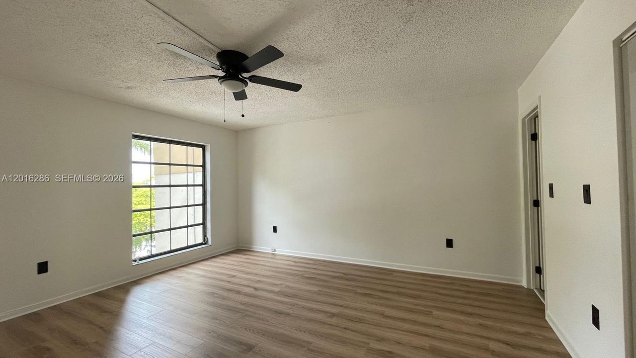 For Sale: $105,000 (1 beds, 1 baths, 833 Square Feet)