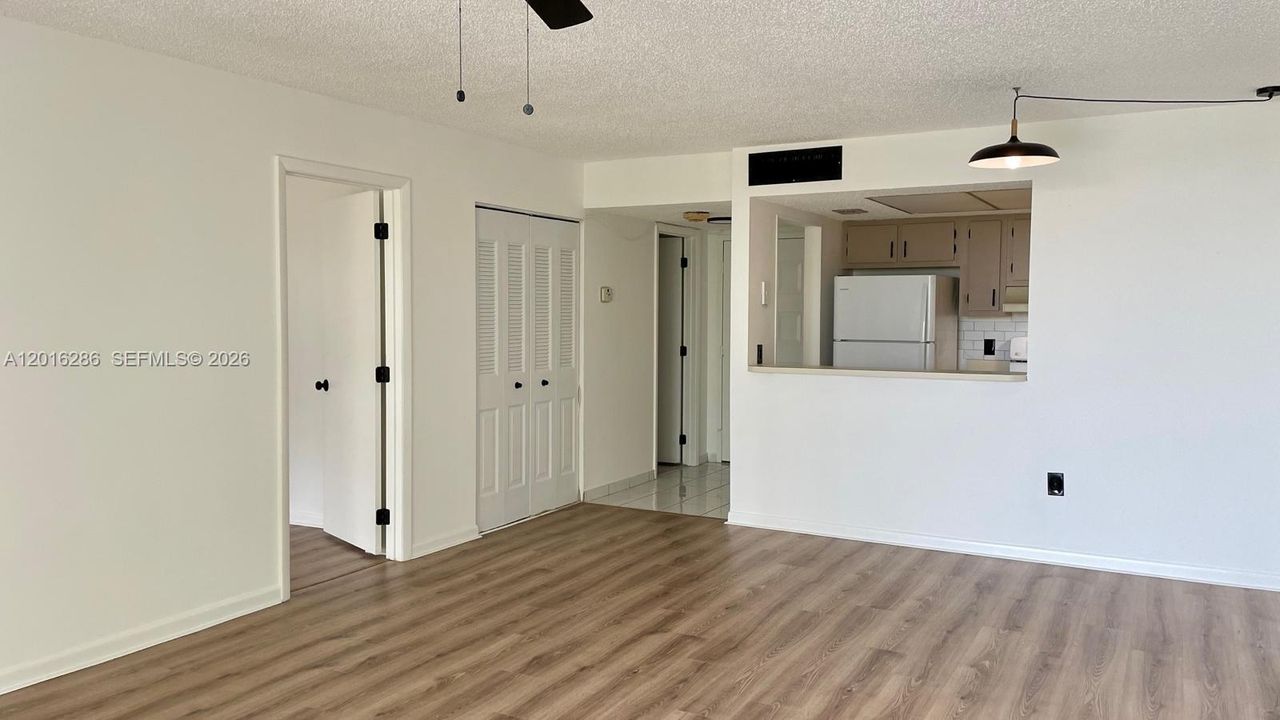 For Sale: $105,000 (1 beds, 1 baths, 833 Square Feet)