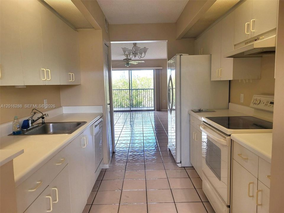 На продажу: $249,900 (2 спален, 2 ванн, 1137 Квадратных фут)