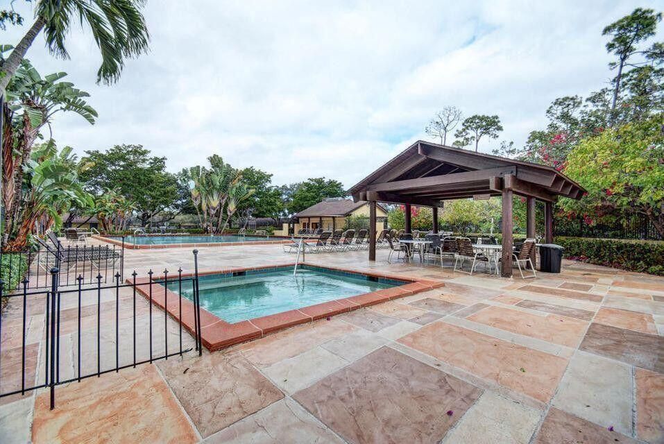 COMMUNITY POOL & HOTTUB-o