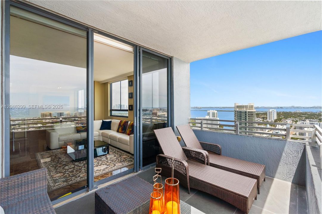 For Sale: $1,657,000 (2 beds, 2 baths, 1581 Square Feet)