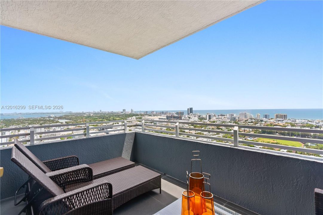 For Sale: $1,657,000 (2 beds, 2 baths, 1581 Square Feet)