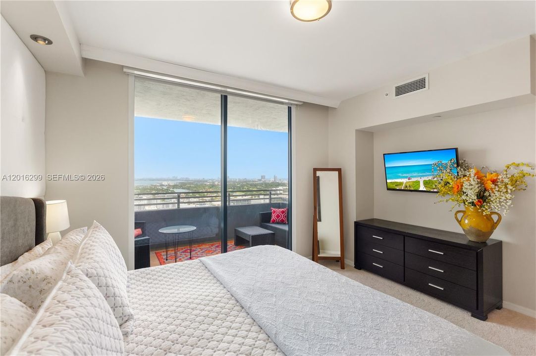 For Sale: $1,657,000 (2 beds, 2 baths, 1581 Square Feet)