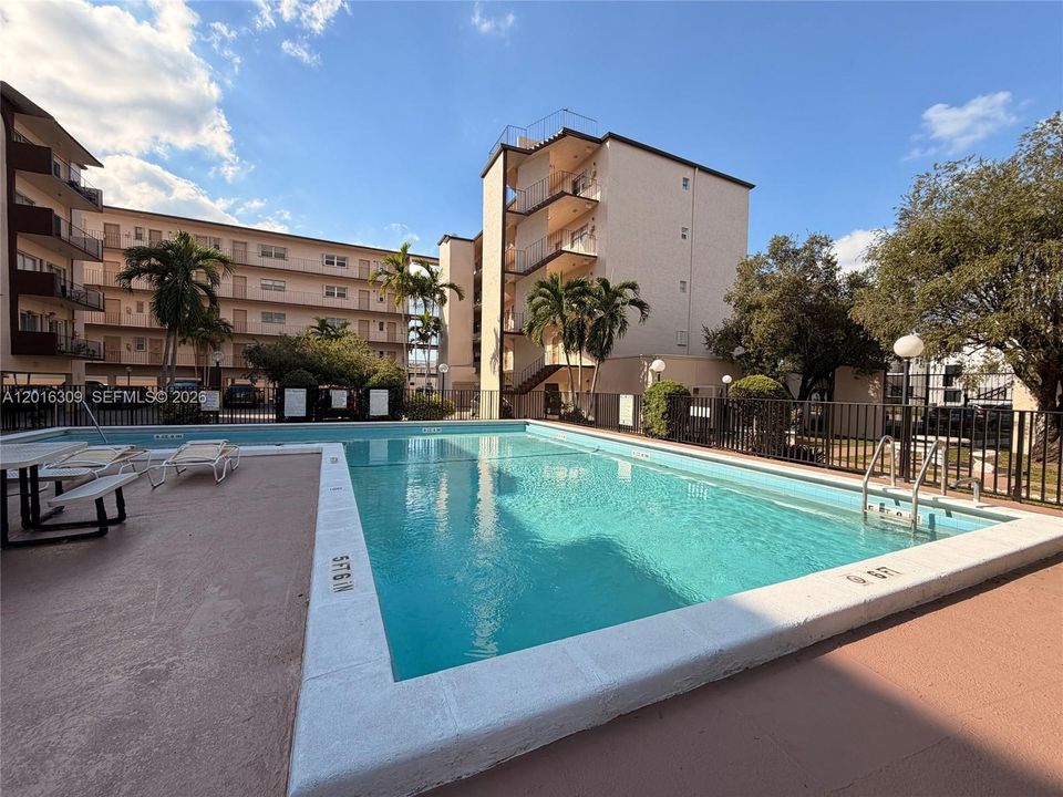 Active With Contract: $1,800 (1 beds, 1 baths, 864 Square Feet)
