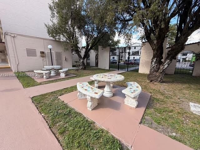 Active With Contract: $1,800 (1 beds, 1 baths, 864 Square Feet)