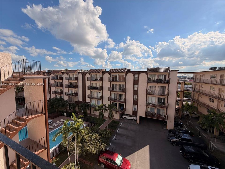 Active With Contract: $1,800 (1 beds, 1 baths, 864 Square Feet)
